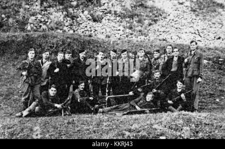 Cette photographie montre un groupe de soldats et de fonctionnaires du 1er Bataillon de la Brigade Gradnik, une unité militaire. L'image met en évidence les membres clés et leurs rôles au sein de l'unité au cours d'une campagne militaire importante. Banque D'Images