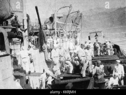 L'image représente le chargement de charbon sur le navire Dalmacija. C'est une scène typique de l'industrie maritime au début du XXe siècle, illustrant le transport du charbon en vrac. Banque D'Images