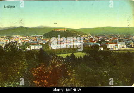 Cette carte postale représente une vue panoramique de Ljubljana, Slovénie, depuis le parc municipal de Tivoli en 1910. Le parc Tivoli est un espace vert bien connu de la ville, et l'image met en valeur la beauté naturelle du parc ainsi que le paysage urbain du début du XXe siècle. Banque D'Images