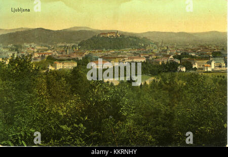 Cette carte postale vintage présente une vue panoramique de Ljubljana, en Slovénie, prise depuis le parc municipal de Tivoli en 1909. L'image met en valeur le paysage et l'architecture de la ville vus depuis l'un de ses plus grands parcs. Banque D'Images