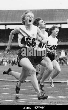Cette photographie montre les athlètes australiennes Betty Cuthbert, Marlene Mathews et Heather Armitage aux Jeux olympiques de Melbourne en 1956, célébrant leurs réalisations en athlétisme. Leurs réalisations ont contribué au succès de l'Australie en athlétisme pendant les Jeux. Banque D'Images