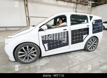 SION Nouvelle voiture électrique, Munich, le 29 novembre, 2017 Femme Faire un test avec un prototype de la nouvelle voiture électrique d'Sonomotors, powered by el Banque D'Images