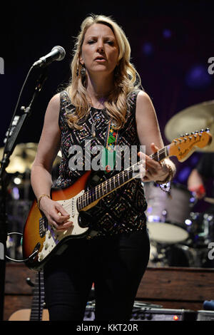 BOCA RATON - 18 JANVIER : Susan Tedeschi du Tedeschi Trucks Band se produit lors du Sunshine Blues Festival au Mizner Park Amphitheatre le 18 janvier 2015 à Boca Raton, en Floride. People : Susan Tedeschi de Tedeschi Trucks Band Banque D'Images