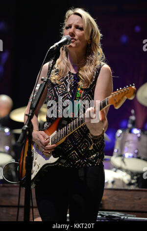 Boca Raton - le 18 janvier : Susan Tedeschi de tedeschi trucks band effectue au cours de la sunshine blues festival à l'amphithéâtre mizner park le 18 janvier 2015 à Boca Raton, Floride. Personnes : Susan Tedeschi de tedeschi trucks band Banque D'Images