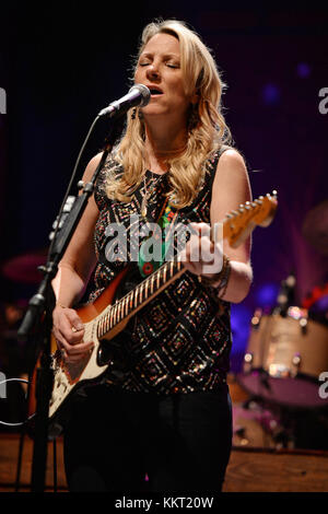 BOCA RATON - 18 JANVIER : Susan Tedeschi du Tedeschi Trucks Band se produit lors du Sunshine Blues Festival au Mizner Park Amphitheatre le 18 janvier 2015 à Boca Raton, en Floride. People : Susan Tedeschi de Tedeschi Trucks Band Banque D'Images