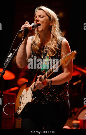 BOCA RATON - 18 JANVIER : Susan Tedeschi du Tedeschi Trucks Band se produit lors du Sunshine Blues Festival au Mizner Park Amphitheatre le 18 janvier 2015 à Boca Raton, en Floride. People : Susan Tedeschi de Tedeschi Trucks Band Banque D'Images