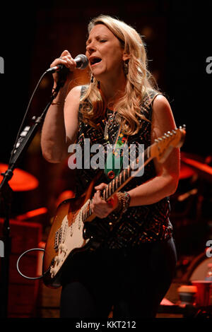 BOCA RATON - 18 JANVIER : Susan Tedeschi du Tedeschi Trucks Band se produit lors du Sunshine Blues Festival au Mizner Park Amphitheatre le 18 janvier 2015 à Boca Raton, en Floride. People : Susan Tedeschi de Tedeschi Trucks Band Banque D'Images