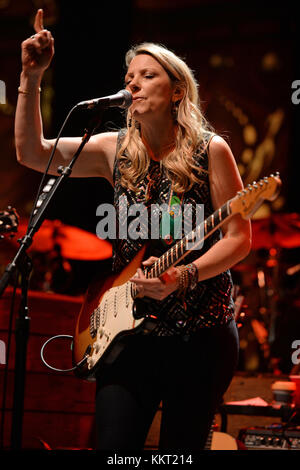 BOCA RATON - 18 JANVIER : Susan Tedeschi du Tedeschi Trucks Band se produit lors du Sunshine Blues Festival au Mizner Park Amphitheatre le 18 janvier 2015 à Boca Raton, en Floride. People : Susan Tedeschi de Tedeschi Trucks Band Banque D'Images