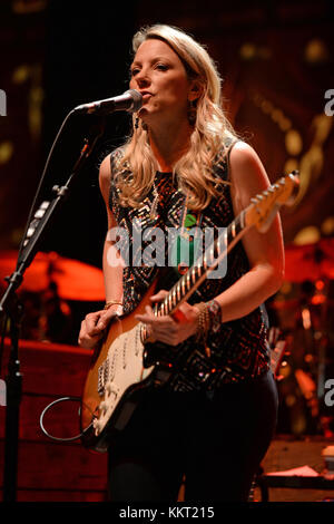 Boca Raton - le 18 janvier : Susan Tedeschi de tedeschi trucks band effectue au cours de la sunshine blues festival à l'amphithéâtre mizner park le 18 janvier 2015 à Boca Raton, Floride. Personnes : Susan Tedeschi de tedeschi trucks band Banque D'Images