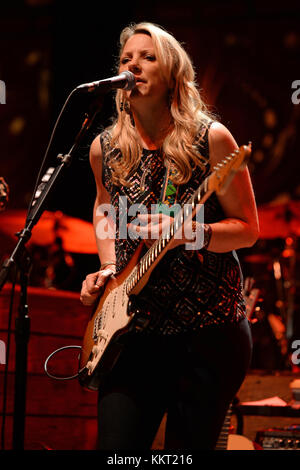 Boca Raton - le 18 janvier : Susan Tedeschi de tedeschi trucks band effectue au cours de la sunshine blues festival à l'amphithéâtre mizner park le 18 janvier 2015 à Boca Raton, Floride. Personnes : Susan Tedeschi de tedeschi trucks band Banque D'Images