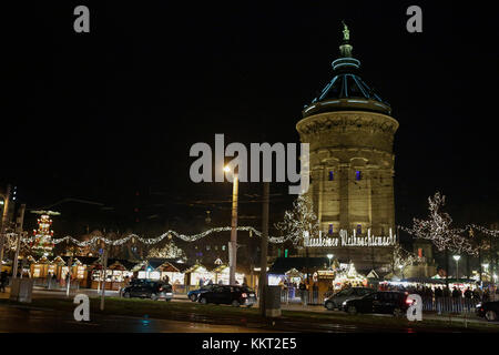 Mannheim, Allemagne. 1er décembre 2017. Entrée au marché de Noël autour de l'historique Wasserturm. Le marché de Noël de Mannheim, en Allemagne, se tient autour de la tour d'eau historique Wasserturm. Outre les stands de nourriture et d'artisanat et les carrousels, il a une région de la forêt enchantée, où des scènes de contes de ferry et des statues de personnages de conte de ferry sont exposées. Crédit: Michael Debets/Pacific Press/Alay Live News Banque D'Images