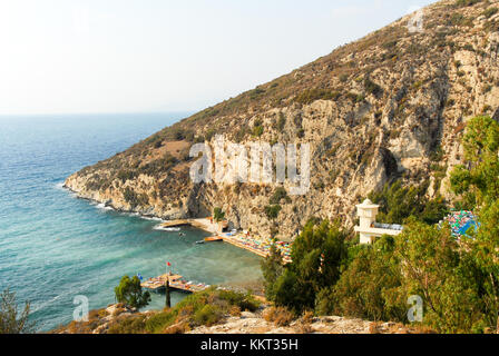 Les eaux claires de la mer turquoise à la plage de Kusadasi, Turquie Banque D'Images