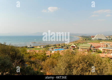 Les eaux claires de la mer turquoise à la plage de Kusadasi, Turquie Banque D'Images