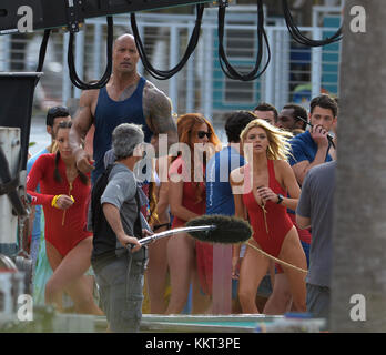 MIAMI BEACH, FL - MARS 08: Actor's Zac Efron, Dwayne Johnson, Alexandra Daddario et Sports illustré modèle Kelly Rohrbach sur la plage filmant une scène pour leur nouveau film Baywatch le 8 mars 2016 à Miami Beach, Floride. Personnes: Zac Efron Banque D'Images