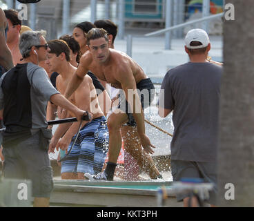 MIAMI BEACH, FL - MARS 08: Actor's Zac Efron, Dwayne Johnson, Alexandra Daddario et Sports illustré modèle Kelly Rohrbach sur la plage filmant une scène pour leur nouveau film Baywatch le 8 mars 2016 à Miami Beach, Floride. Personnes: Zac Efron Banque D'Images