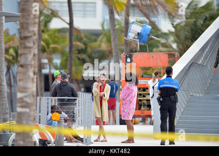 MIAMI BEACH, FL - MARS 07 : les acteurs Zac Efron, Dwayne Johnson, Alexandra Daddario et Sports ont illustré le mannequin Kelly Rohrbach sur la plage filmant une scène pour leur nouveau film Baywatch le 7 mars 2016 à Miami Beach, Floride. Personnes : atmosphère Banque D'Images