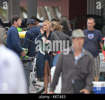 MIAMI BEACH, FL - MARS 07 : les acteurs Zac Efron, Dwayne Johnson, Alexandra Daddario et Sports ont illustré le mannequin Kelly Rohrbach sur la plage filmant une scène pour leur nouveau film Baywatch le 7 mars 2016 à Miami Beach, Floride. Personnes : atmosphère Banque D'Images