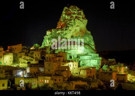 Château d'Uchisar ou 'milieu' en Cappadoce, Turquie la nuit. Banque D'Images