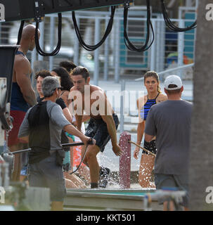 MIAMI BEACH, FL - MARS 08: Actor's Zac Efron, Dwayne Johnson, Alexandra Daddario et Sports illustré modèle Kelly Rohrbach sur la plage filmant une scène pour leur nouveau film Baywatch le 8 mars 2016 à Miami Beach, Floride. Personnes: Zac Efron Banque D'Images