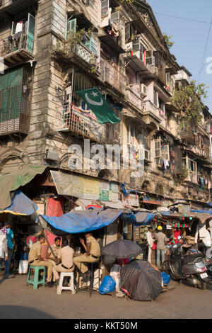 Les policiers s'asseoir à parler dans la rue à Kamathipura, Mumbai, Inde Banque D'Images