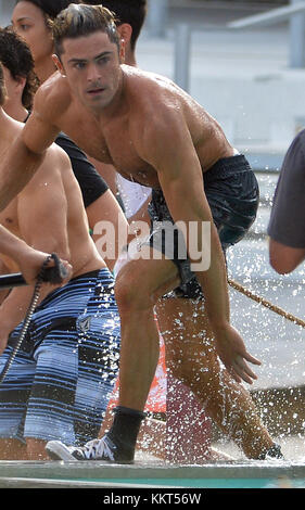 MIAMI BEACH, FL - MARS 08: Actor's Zac Efron, Dwayne Johnson, Alexandra Daddario et Sports illustré modèle Kelly Rohrbach sur la plage filmant une scène pour leur nouveau film Baywatch le 8 mars 2016 à Miami Beach, Floride. Personnes: Zac Efron Banque D'Images