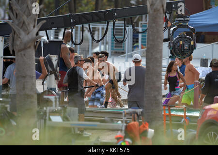 Miami Beach, FL - Mars 08 : Zac Efron, l'acteur Dwayne Johnson, alexandra daddario et sports illustrated model kelly Rohrbach sur la plage de filmer une scène pour leur nouveau film baywatch le 8 mars 2016 à Miami Beach, Floride. Personnes : Zac Efron Banque D'Images