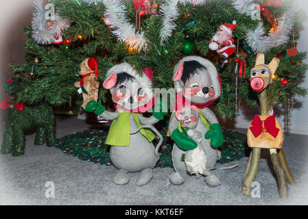 Scène d'intérieur de Noël montre la partie basse d'un arbre décoré de couleurs vives, avec un unique et chaud au cœur de la famille souris jouet en couleur. Banque D'Images