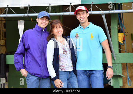 HALLANDALE, FL - 15 AVRIL : (COUVERTURE EXCLUSIVE) L'entraîneur Antonio Sano est passé d'avoir été kidnappé deux fois au Venezuela à entraîner un concurrent du Kentucky Derby Gunnina. Gunevera vu ici briser 5 furlongs en 1 menuet plat sur la piste pour un de ses derniers entraînements avant le Derby du Kentucky où il sera l'un des favoris. Vu ici au Gulfstream Park le 15 avril 2017 à Hallandale, Florida People : Sano Family Banque D'Images