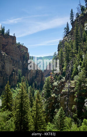 Paysage panoramique vue sur la boisées et de suspendre des chutes en glenwood canyon, Colorado, une attraction touristique populaire et randonnée pédestre Banque D'Images