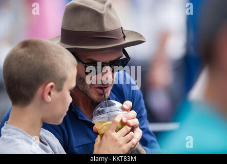 LONDRES, ANGLETERRE - 22 JUIN : David Beckham et Romeo Beckham regardent pendant le match des hommes célibataires deuxième tour entre Jordan Thompson, d'Australie, et Sam Querry, des États-Unis, le quatrième jour des championnats Aegon 2017 au Queens Club, le 22 juin 2017 à Londres, Angleterre personnes : David Beckham, Romeo Beckham Banque D'Images