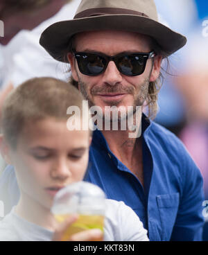 LONDRES, ANGLETERRE - 22 JUIN : David Beckham et Romeo Beckham regardent pendant le match des hommes célibataires deuxième tour entre Jordan Thompson, d'Australie, et Sam Querry, des États-Unis, le quatrième jour des championnats Aegon 2017 au Queens Club, le 22 juin 2017 à Londres, Angleterre personnes : David Beckham, Romeo Beckham Banque D'Images