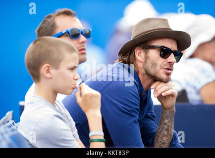 LONDRES, ANGLETERRE - 22 JUIN : David Beckham et Romeo Beckham regardent pendant le match des hommes célibataires deuxième tour entre Jordan Thompson, d'Australie, et Sam Querry, des États-Unis, le quatrième jour des championnats Aegon 2017 au Queens Club, le 22 juin 2017 à Londres, Angleterre personnes : David Beckham, Romeo Beckham Banque D'Images