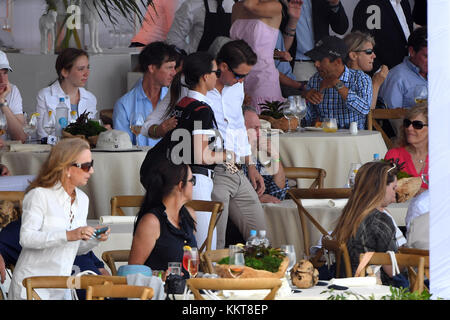 NE PAS DONNER À AGECNY OU PHOTOGRAPHE - CRÉDIT SI UTILISÉ MIAMI BEACH, FL - 15 AVRIL : (COUVERTURE EXCLUSIVE) Carlos Arruza Jr. Donne à l'ancienne mairesse Michael Bloomberg (L) fille Georgina Bloomberg un baiser pour bonne chance, avant son tour des champions mondiaux de Longines à Miami Beach - finale de la Ligue mondiale des champions - classe 13: Miami Beach 2017 CSI5* 1.55/1.60m. Le gagnant était Kent Farrington (USA), Martin Fuchs (CH) et Lauren Hough (USA). Aussi, mais n'a pas fait la finale a été Georgina Bloomberg, Jessica Rae Springsteen et Jennifer Gates le 15 avril 20 Banque D'Images