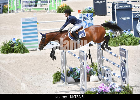 MIAMI BEACH, FL - 15 AVRIL : Jennifer Gates à l'arrêt du Longines Global Champions Tour à Miami Beach - finale de la Ligue mondiale des champions - classe 13 : Miami Beach 2017 CSI5* 1.55/1.60m. Le gagnant était Kent Farrington (USA), Martin Fuchs (CH) et Lauren Hough (USA). Aussi, mais n'a pas fait la finale a été Georgina Bloomberg, Jessica Rae Springsteen et Jennifer Gates le 15 avril 2017 à Miami Beach, Floride. Personnes : Jennifer Gates Banque D'Images