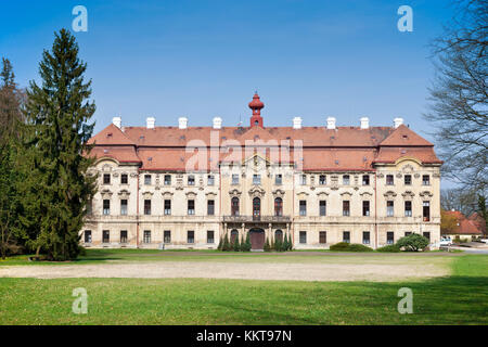 Barokní zámek (1767, A. Nostic, působiště J. Dobrovského), Měšice u Prahy, République Česká / Église baroque Mesice près de Prague, république Tchèque Banque D'Images