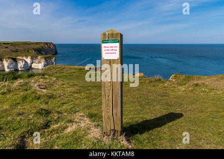 Signer : 'Prendre soin en falaise environnement", vu à Flamborough Head falaises, près de Bridlington, East Riding of Yorkshire, UK Banque D'Images