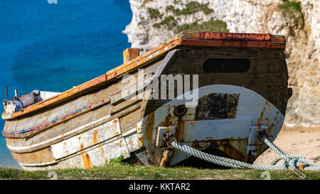 Vieux bateau, vu à Flamborough North Landing, près de Bridlington, East Riding of Yorkshire, UK Banque D'Images