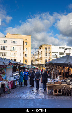 Les étals de marché à place du marché de Cambridge dans le centre-ville. Cambridgeshire, Angleterre, Royaume-Uni. Banque D'Images