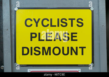 Les cyclistes demandent signe / cycliste de Veuillez descendre de leur Vélo / VTT / vélo / cycles / Location / vélos. UK. (92) Banque D'Images