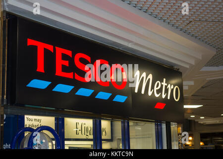 Tesco dans le métro Broadway Shopping Centre, Hammersmith, London, W6, au Royaume-Uni. Banque D'Images