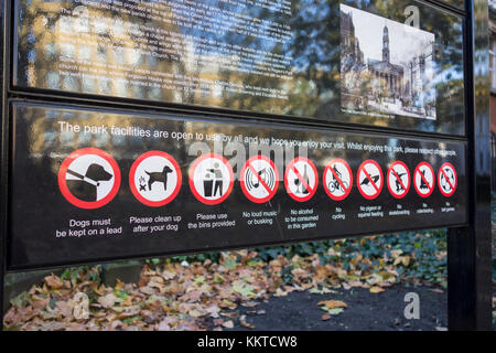 'Ne pas' rouge signes dans un parc local dans Marylebone, Londres, UK Banque D'Images