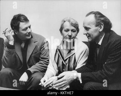 Allan Edwall, SIF Ruud et Hans Straat sont des acteurs suédois connus pour leur travail dans le cinéma et la télévision. Leurs collaborations dans diverses productions suédoises ont contribué de manière significative à la scène culturelle du pays. Cette image représente probablement un moment de l'un de leurs projets communs. Banque D'Images