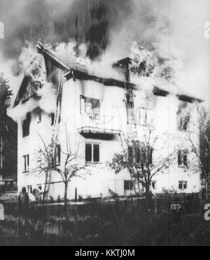 Un incendie destructeur a éclaté dans une propriété résidentielle, brûlant intensément toute la nuit, causant des dommages importants. Banque D'Images