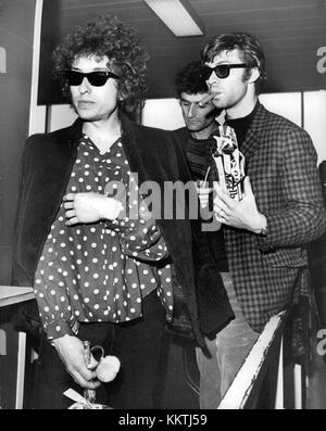 Dans cette image de 1977, Bob Dylan arrive à l'aéroport d'Arlanda à Stockholm, accompagné de gardes du corps et d'assistants, soulignant son statut de célébrité lors de sa tournée européenne. Banque D'Images
