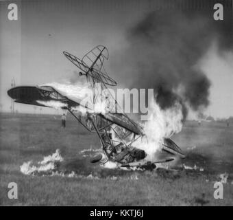 Cette photographie représente les conséquences d'un accident d'avion tragique, impliquant la mort d'Yngve Palsson. L'image capture l'épave brûlante de l'avion, mettant en évidence la gravité de l'accident. Banque D'Images