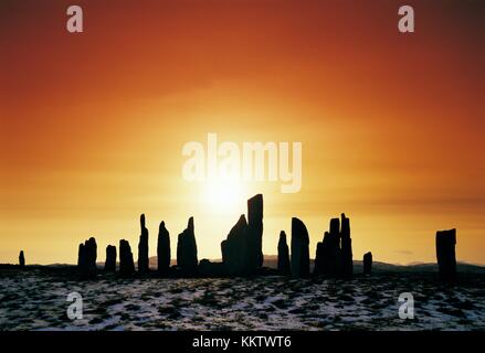 Le cercle de pierre préhistorique Callanish Hébrides écossaises, île de Lewis, en Écosse. Plus de 5000 ans. Coucher du soleil d'hiver sur la neige. Décembre Janvier Février Banque D'Images