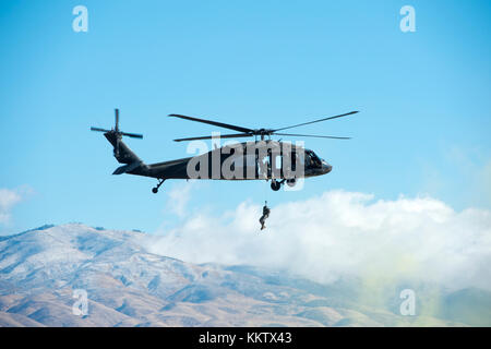 Descente en rappel soldat hors de hélicoptère Black Hawk à l'Airshow à Gowen Gowen Thunder Field le 14 octobre 2017 Banque D'Images