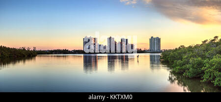Clam Pass rivière qui traverse le marais estuaire qui mène à clam pass beach à Naples, Florida, USA Banque D'Images