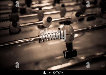 Close up joueur en bois de baby-foot match match figure en couleur sépia thème Banque D'Images