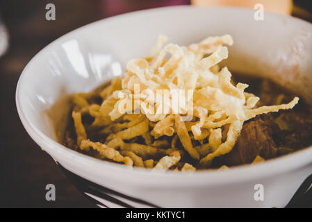 Khao est célèbre recette délicieuse soupe de nouilles au curry de style nordique avec du poulet Banque D'Images